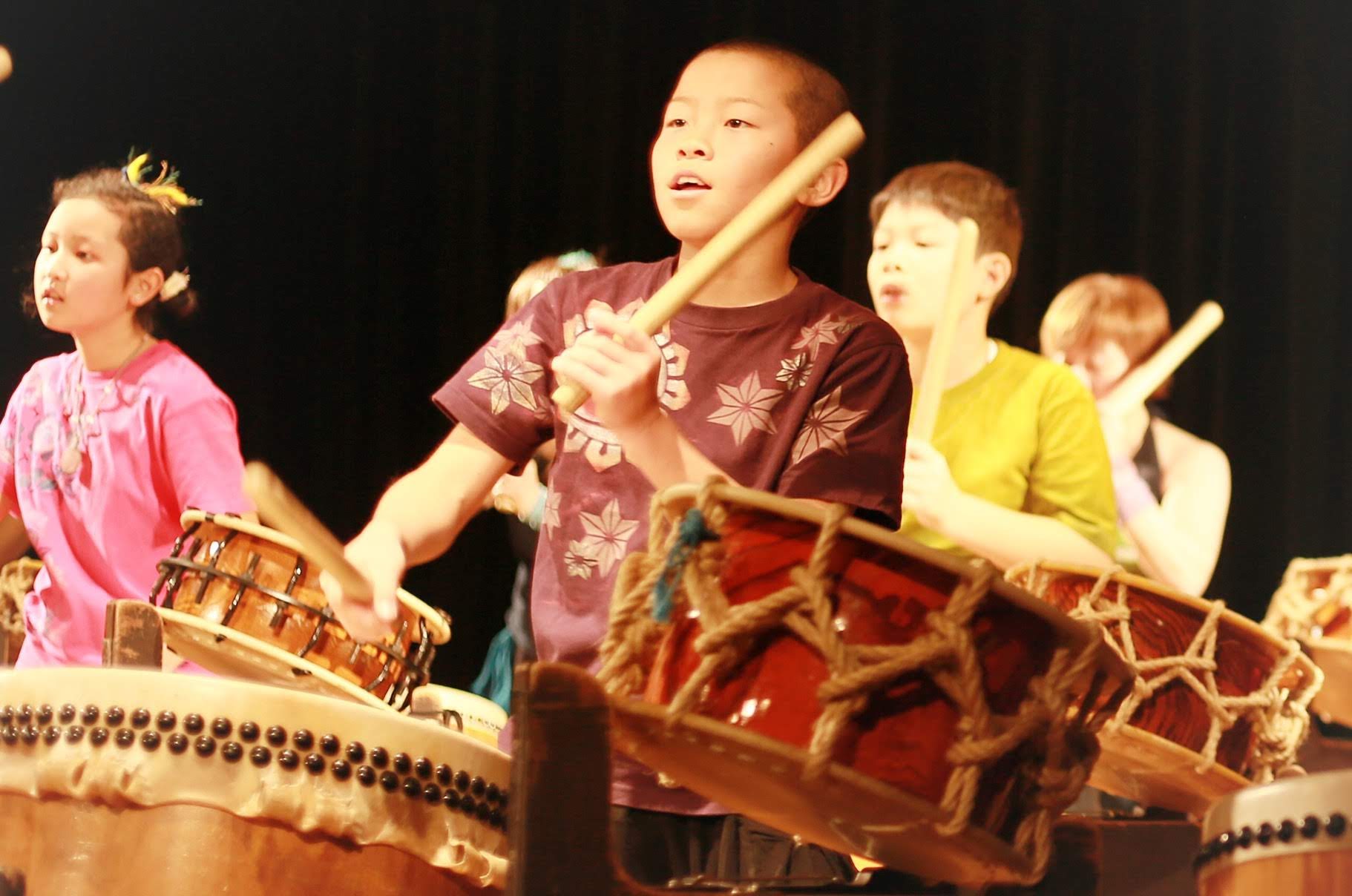 子供が和太鼓を叩いてる写真