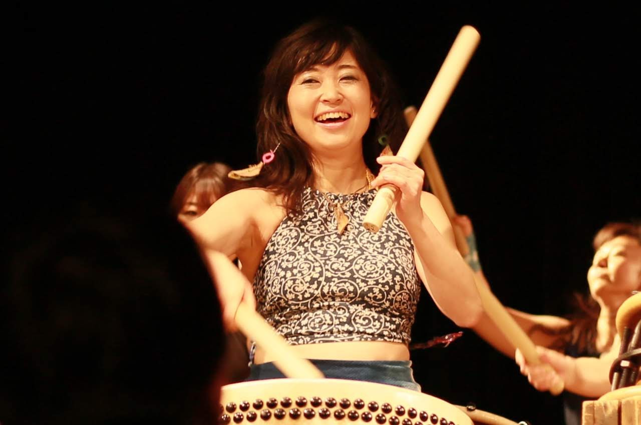 女性が和太鼓を叩いている写真