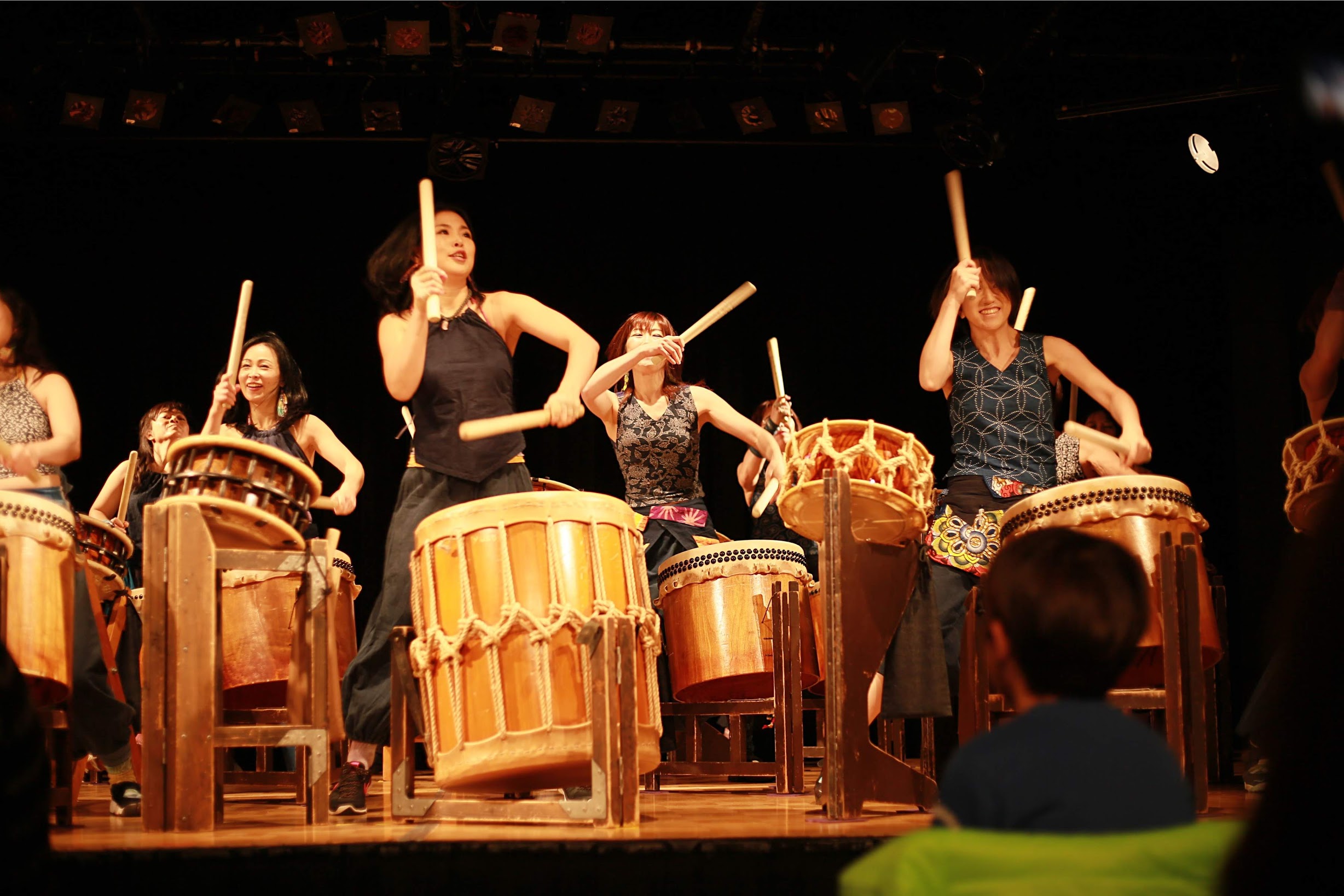 体で表現する和太鼓の写真